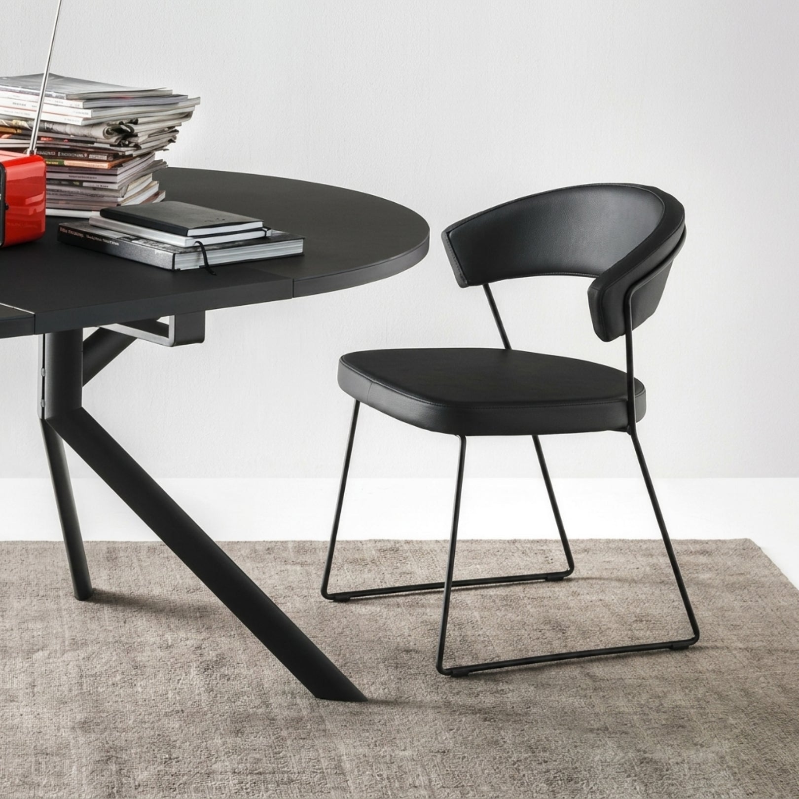 Vera Modern Metal Ayaklı Deri Sandalye